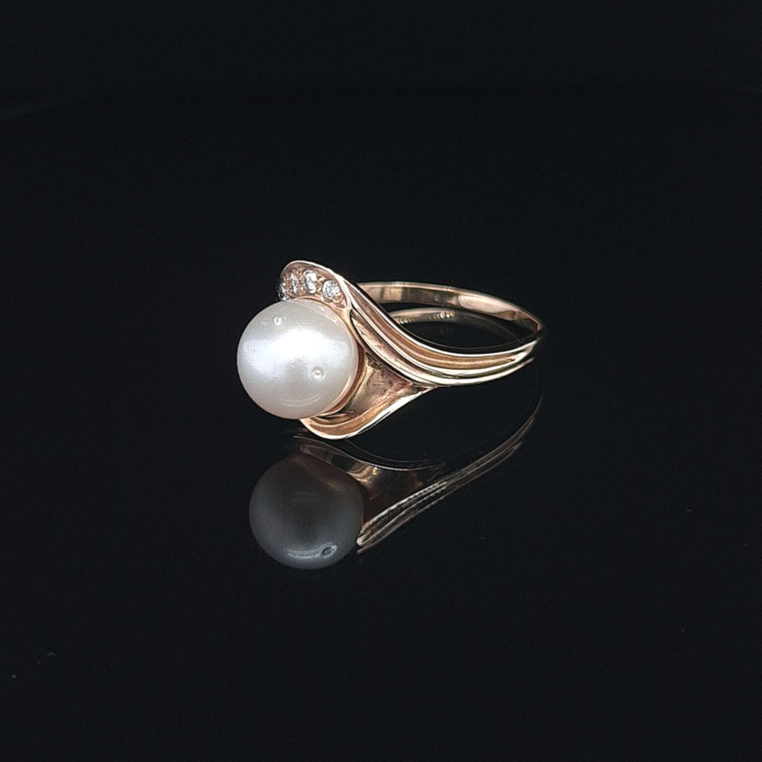 Leon Bakers 9K Yellow Gold Broome PEarl and Diamond Ring_3