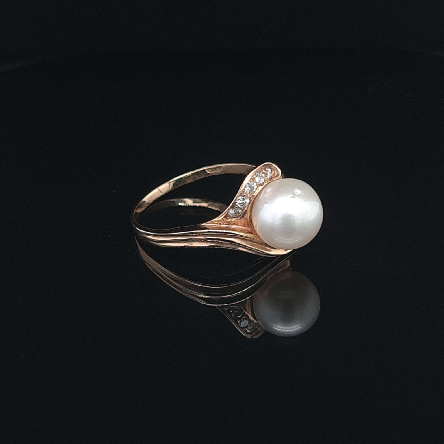 Leon Bakers 9K Yellow Gold Broome PEarl and Diamond Ring_4