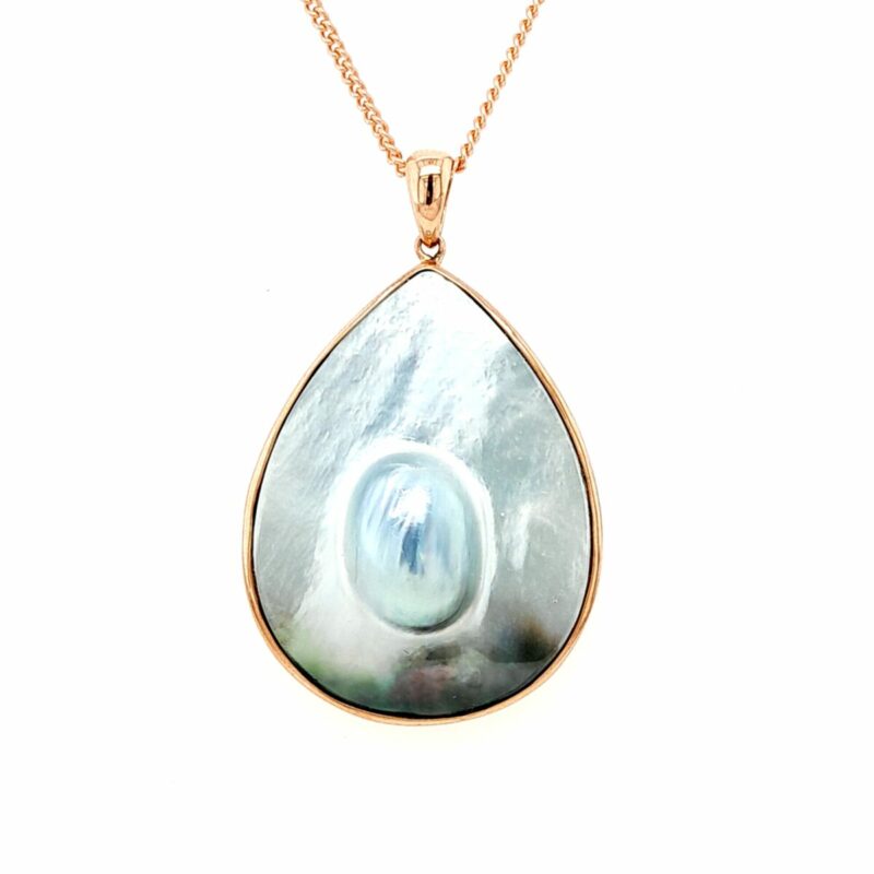 This pendant features a lovely ombre, free form, Tahitian Mabe pearl set in 9k rose gold. Length including bale: 4.5cm Width: 3cm_0
