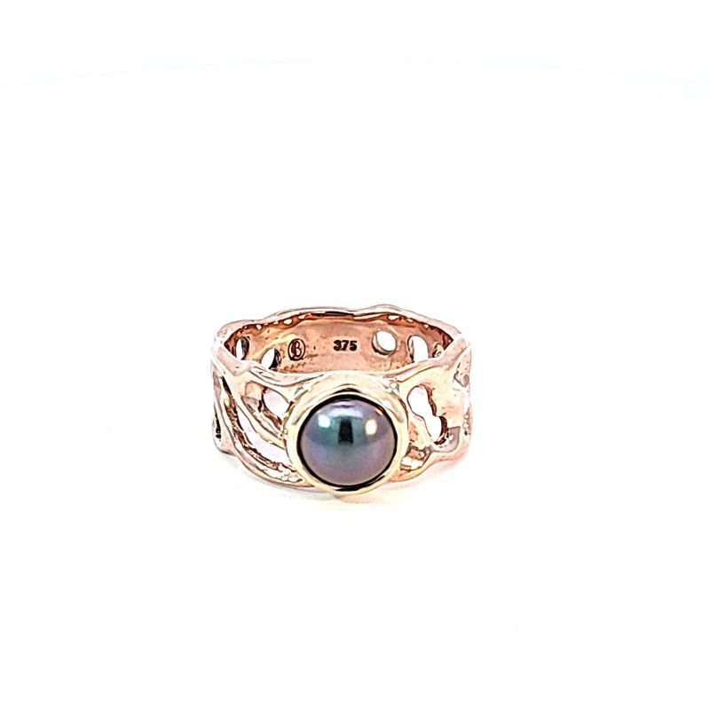 Indulge in understated luxury with our 9K Rose Gold Shizue Ring featuring a captivating 7.4mm Abrolhos Pearl. This delicate yet alluring piece seamlessly blends the warmth of rose gold with the timeless beauty of the Abrolhos Pearl. Elevate your style with this effortlessly elegant ring—a perfect expression of refined taste and natural charm._0