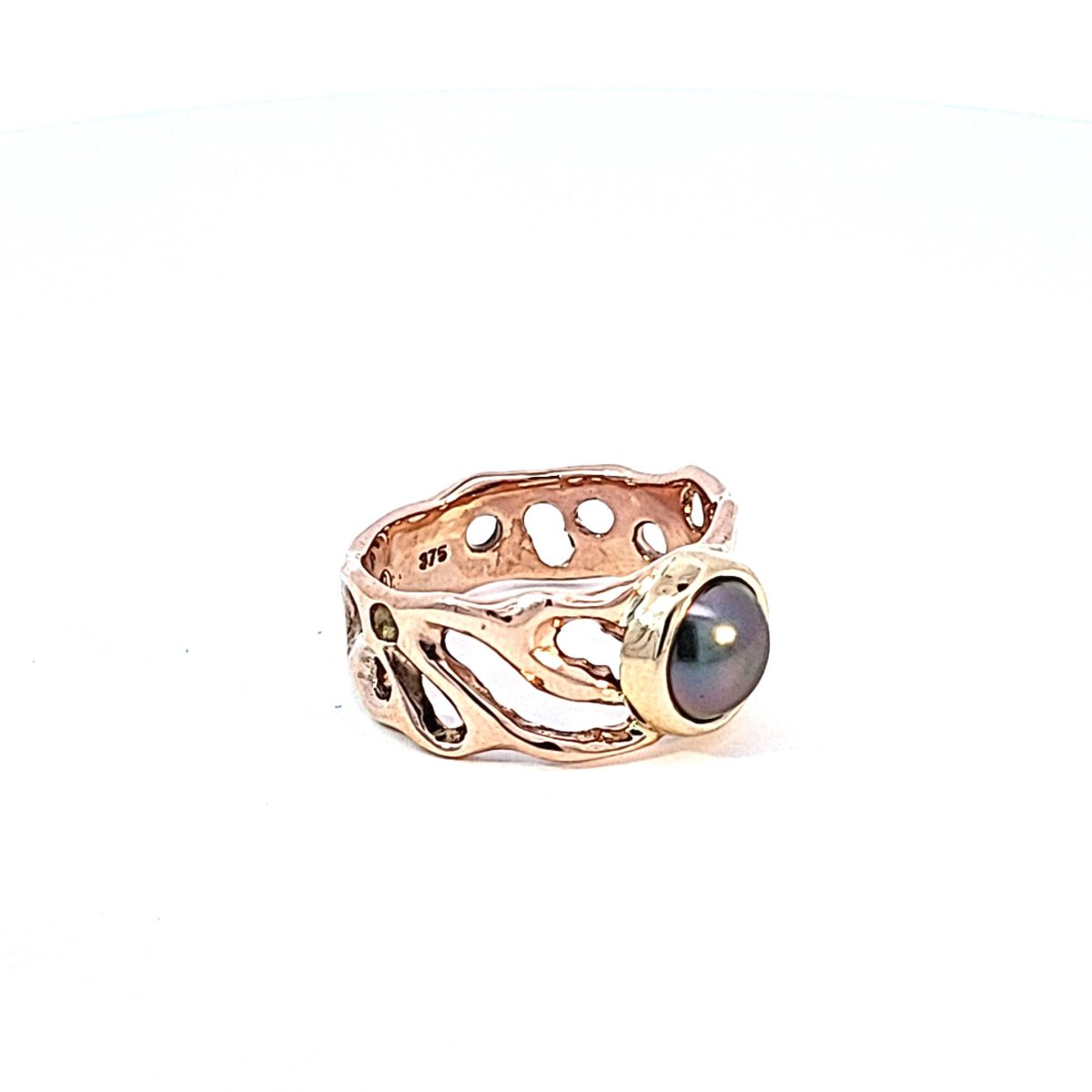 Indulge in understated luxury with our 9K Rose Gold Shizue Ring featuring a captivating 7.4mm Abrolhos Pearl. This delicate yet alluring piece seamlessly blends the warmth of rose gold with the timeless beauty of the Abrolhos Pearl. Elevate your style with this effortlessly elegant ring—a perfect expression of refined taste and natural charm._1