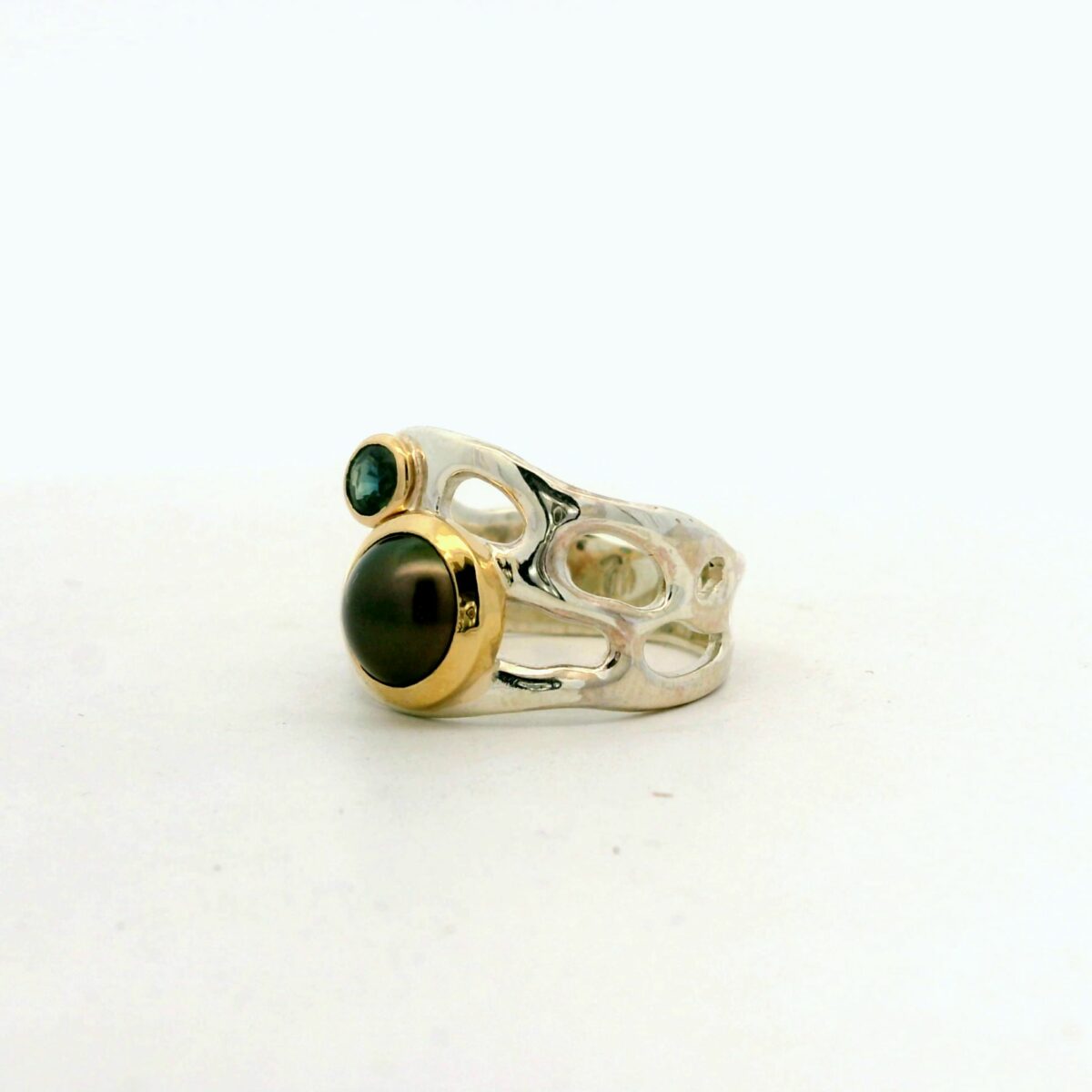 CORAL BAY RING WITH ABROLHOS PEARL AND GREEN SAPPHIRE_2